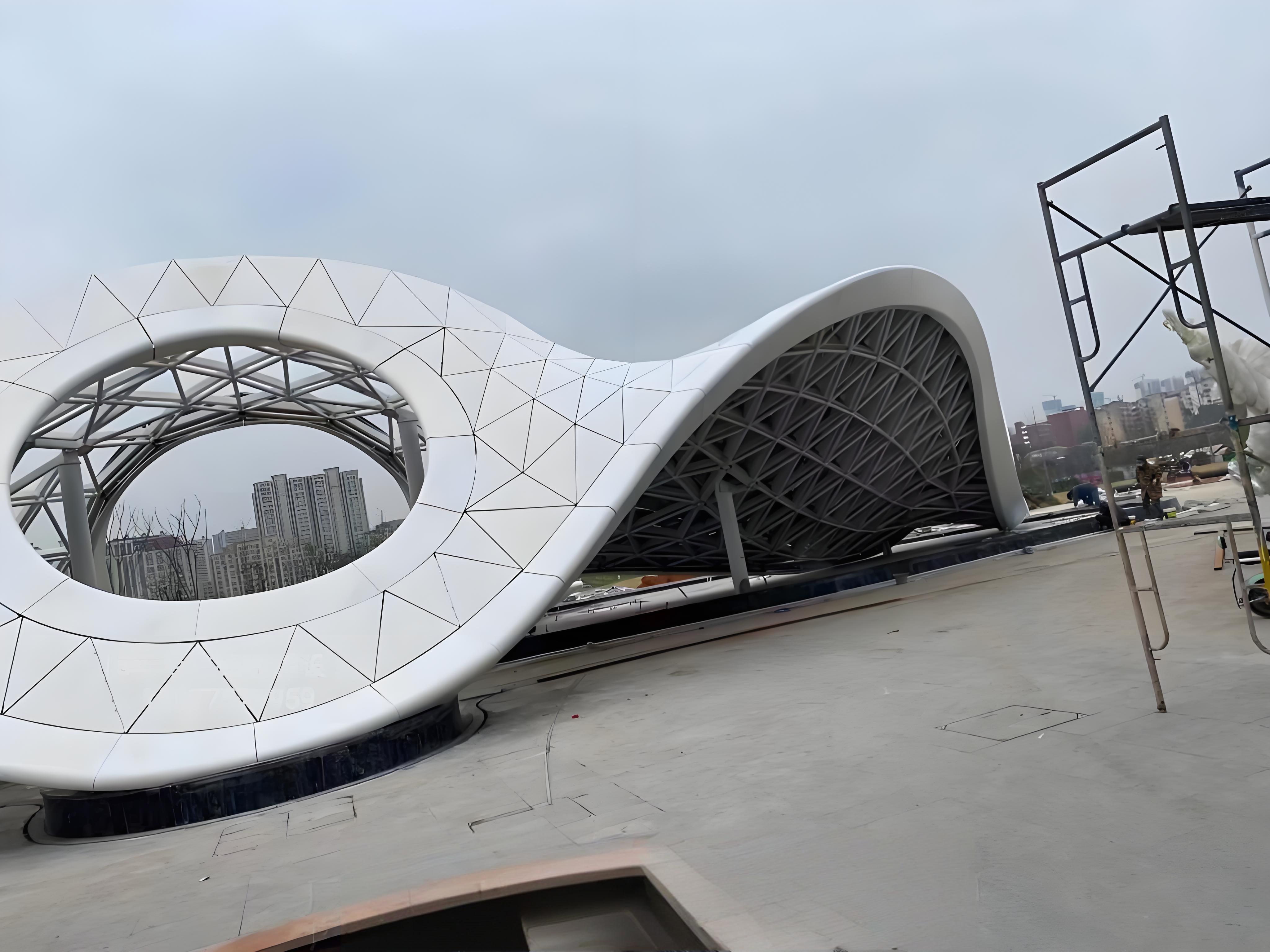 Khái niệm về công nghệ hình thành tại chỗ cho các tấm nhôm cong